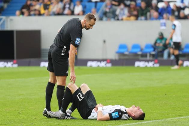 27.10.2024, xtvx, Fussball 2.Bundesliga, SV Darmstadt 98 - SSV Ulm 1846 emspor, v.l. Schiedsrichter Soeren Storks Niklas Kolbe (SSV Ulm 1846) (DFL DFB REGULATIONS PROHIBIT ANY USE OF PHOTOGRAPHS as IMAGE SEQUENCES and or QUASI-VIDEO) Darmstadt