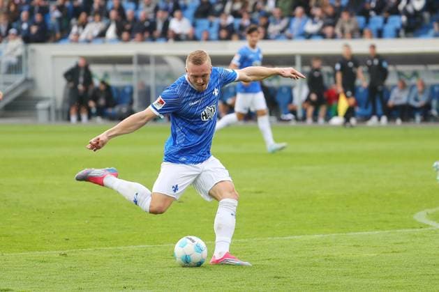 27.10.2024, xtvx, Fussball 2.Bundesliga, SV Darmstadt 98 - SSV Ulm 1846 emspor, v.l. Isac Lidberg (SV Darmstadt 98) Torschuss, has a shot on goal (DFL DFB REGULATIONS PROHIBIT ANY USE OF PHOTOGRAPHS as IMAGE SEQUENCES and or QUASI-VIDEO) Darmstadt