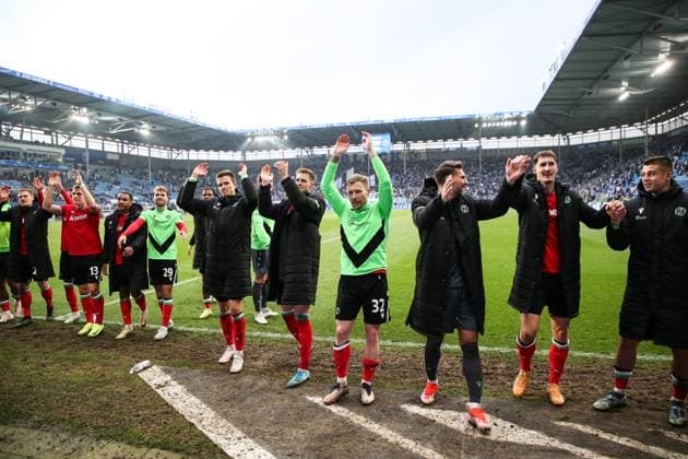 Die Mannschaft von Hannover 96 jubelt nach dem Spiel vor dem Fanblock - 2. Fussball Bundesliga Saison 2024-2025 1. FC Magdeburg vs. Hannover 96 in der Avnet Arena in Magdeburg - Aktion,Fußball,Mann,Männer,Deutschland,27.10.2024