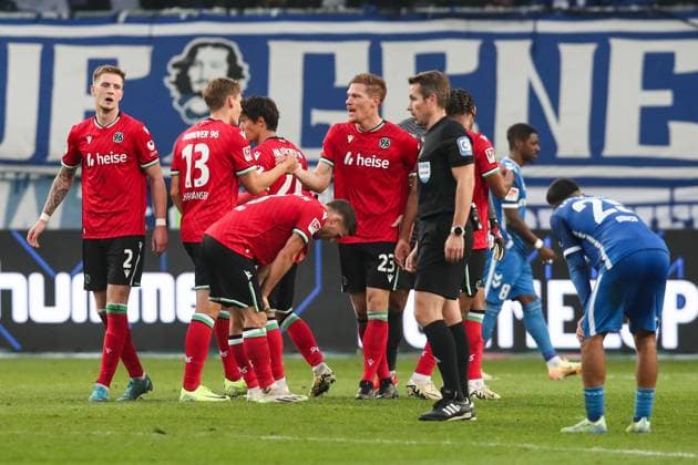 Marcel Halstenberg (M.,Hannover 96,23) mit Max Christiansen (Hannover 96,13) und Josh Knight (Hannover 96,2) - 2. Fussball Bundesliga Saison 2024-2025 1. FC Magdeburg vs. Hannover 96 in der Avnet Arena in Magdeburg - Aktion,Fußball,Mann,Männer,Deutschland,27.10.2024