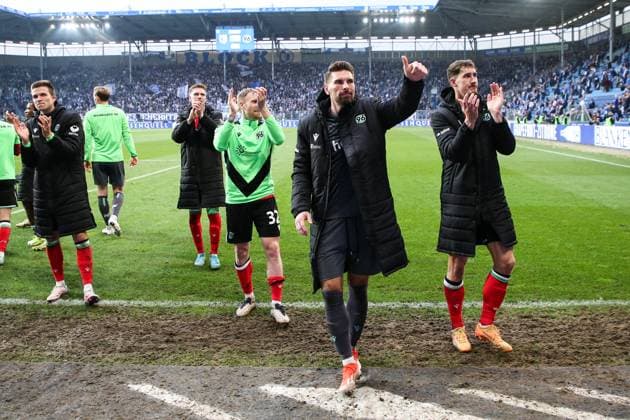 Torwart Ron Robert Zieler (Hannover 96,1) mit Fabian Kunze (Hannover 96,6) und Andreas Voglsammer (Hannover 96,32) - 2. Fussball Bundesliga Saison 2024-2025 1. FC Magdeburg vs. Hannover 96 in der Avnet Arena in Magdeburg - Aktion,Fußball,Mann,Männer,Deutschland,27.10.2024
