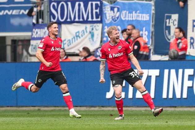 Torjubel - Torschütze Andreas Voglsammer (Hannover 96,32) trifft zum 0-1 - 2. Fussball Bundesliga Saison 2024-2025 1. FC Magdeburg vs. Hannover 96 in der Avnet Arena in Magdeburg - Aktion,Fußball,Mann,Männer,Deutschland,27.10.2024