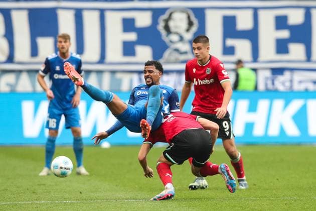Xavier Amaechi (1. FC Magdeburg,20) gegen Fabian Kunze (Hannover 96,6) - 2. Fussball Bundesliga Saison 2024-2025 1. FC Magdeburg vs. Hannover 96 in der Avnet Arena in Magdeburg - Aktion,Fußball,Mann,Männer,Deutschland,27.10.2024