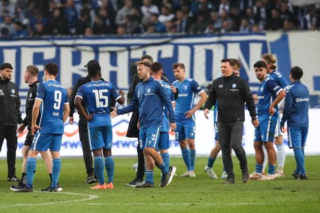 v.l. Martijn Kaars (1. FC Magdeburg,9), Daniel Heber (1. FC Magdeburg,15), Connor Krempicki (1. FC Magdeburg,13), Trainer Christian Titz (1. FC Magdeburg) - 2. Fussball Bundesliga Saison 2024-2025 1. FC Magdeburg vs. Hannover 96 in der Avnet Arena in Magdeburg - Aktion,Fußball,Mann,Männer,Deutschland,27.10.2024