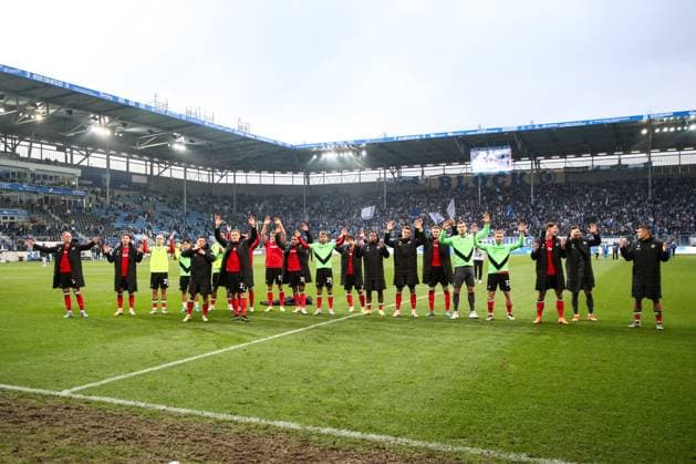 Die Mannschaft von Hannover 96 jubelt nach dem Spiel vor dem Fanblock - 2. Fussball Bundesliga Saison 2024-2025 1. FC Magdeburg vs. Hannover 96 in der Avnet Arena in Magdeburg - Aktion,Fußball,Mann,Männer,Deutschland,27.10.2024