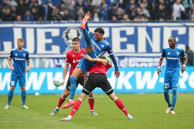 Xavier Amaechi (1. FC Magdeburg,20) gegen Fabian Kunze (Hannover 96,6) - 2. Fussball Bundesliga Saison 2024-2025 1. FC Magdeburg vs. Hannover 96 in der Avnet Arena in Magdeburg - Aktion,Fußball,Mann,Männer,Deutschland,27.10.2024