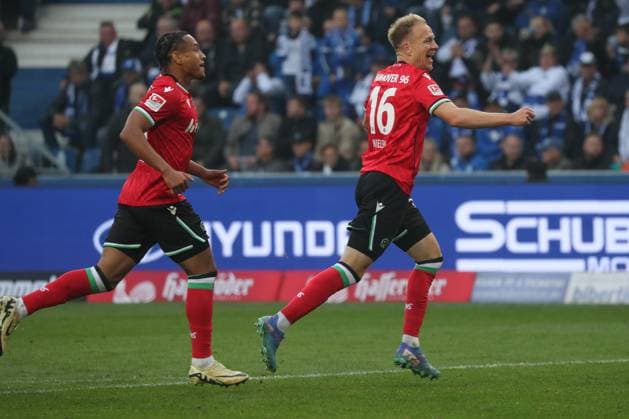 27.10.2024, xgox, Fussball - 2.Bundesliga, 1.FC Magdeburg - Hannover 96 emspor, v.l. Jubel nach dem 0:3 durch Havard Nielsen (Hannover, 1) (DFL DFB REGULATIONS PROHIBIT ANY USE OF PHOTOGRAPHS as IMAGE SEQUENCES and or QUASI-VIDEO) Magdeburg