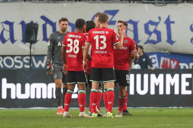 27.10.2024, xgox, Fussball - 2.Bundesliga, 1.FC Magdeburg - Hannover 96 emspor, v.l. Hannover Jubel ueber den Sieg, Jubel nach Spielende (DFL DFB REGULATIONS PROHIBIT ANY USE OF PHOTOGRAPHS as IMAGE SEQUENCES and or QUASI-VIDEO) Magdeburg