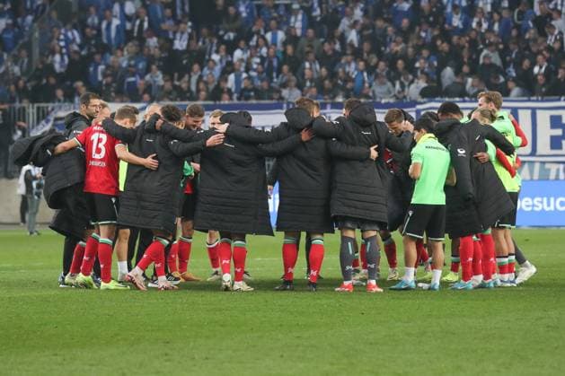 27.10.2024, xgox, Fussball - 2.Bundesliga, 1.FC Magdeburg - Hannover 96 emspor, v.l. Hannover Jubel ueber den Sieg, Jubel nach Spielende (DFL DFB REGULATIONS PROHIBIT ANY USE OF PHOTOGRAPHS as IMAGE SEQUENCES and or QUASI-VIDEO) Magdeburg
