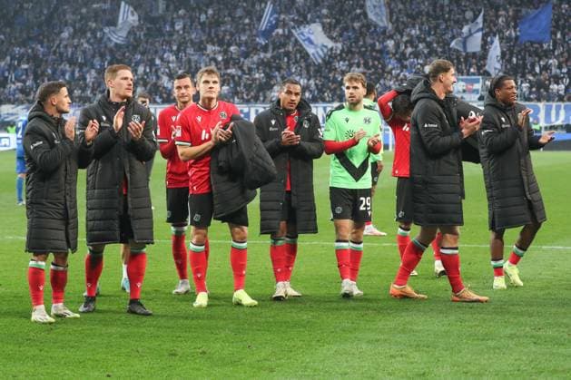 27.10.2024, xgox, Fussball - 2.Bundesliga, 1.FC Magdeburg - Hannover 96 emspor, v.l. Marcel Halstenberg (Hannover, Branko Vujovic (Hannover, 2), Max Besuschkow (Hannover, 7), Enzo Leopold (Hannover, 8) Jubel ueber den Sieg, Jubel nach Spielende (DFL DFB REGULATIONS PROHIBIT ANY USE OF PHOTOGRAPHS as IMAGE SEQUENCES and or QUASI-VIDEO) Magdeburg