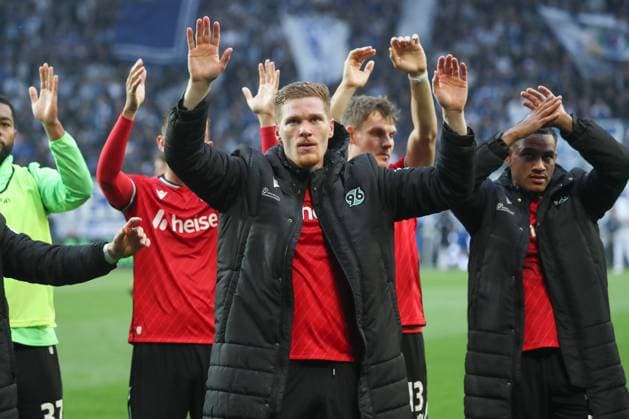 27.10.2024, xgox, Fussball - 2.Bundesliga, 1.FC Magdeburg - Hannover 96 emspor, v.l. Marcel Halstenberg (Hannover, 23) Jubel ueber den Sieg, Jubel nach Spielende (DFL DFB REGULATIONS PROHIBIT ANY USE OF PHOTOGRAPHS as IMAGE SEQUENCES and or QUASI-VIDEO) Magdeburg