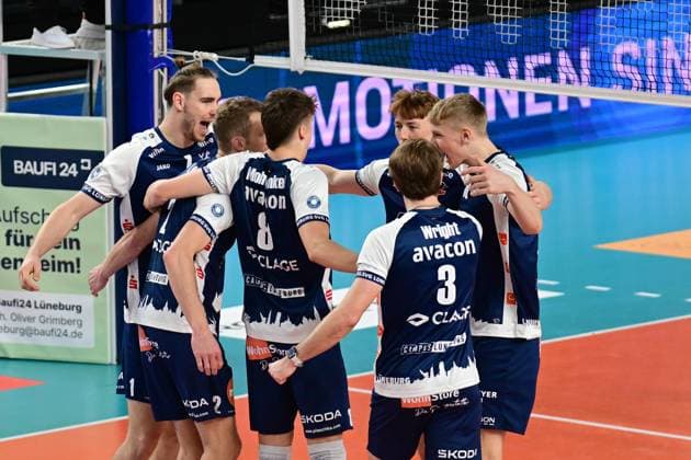 Volleyball I Herren I Saison 2024-2025 I Bundesliga I 7. Spieltag I SVG Lüneburg - BADEN VOLLEYS SSC Karlsruhe I 27.10.2024 SVG Lüneburg bejubelt den ersten Satzgewinn Lüneburg LKH Arena Niedersachsen Deutschland Copyright: xLobeca AndreasxHannigx