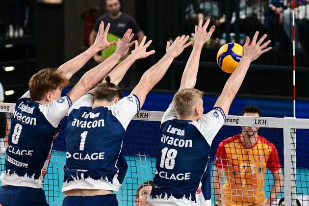 Sport Bilder des Tages Volleyball I Herren I Saison 2024-2025 I Bundesliga I 7. Spieltag I SVG Lüneburg - BADEN VOLLEYS SSC Karlsruhe I 27.10.2024 Theo Mohwinkel (8, SVG Lüneburg), Simon Torwie (1, SVG Lüneburg) und Axel Valdemar Juul Larsen (18, SVG Lüneburg) stellen den Dreierblock für SVG Lüneburg Lüneburg LKH Arena Niedersachsen Deutschland Copyright: xLobeca AndreasxHannigx