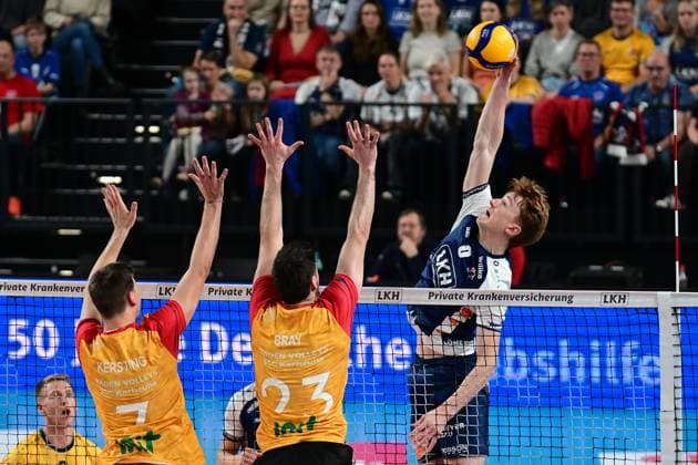 Volleyball I Herren I Saison 2024-2025 I Bundesliga I 7. Spieltag I SVG Lüneburg - BADEN VOLLEYS SSC Karlsruhe I 27.10.2024 Theo Mohwinkel (8, SVG Lüneburg) springt deutlich höher als Maximilian Kersting (7, BADEN VOLLEYS SSC Karlsruhe) und Lachlan Bray (23, BADEN VOLLEYS SSC Karlsruhe) Lüneburg LKH Arena Niedersachsen Deutschland Copyright: xLobeca AndreasxHannigx