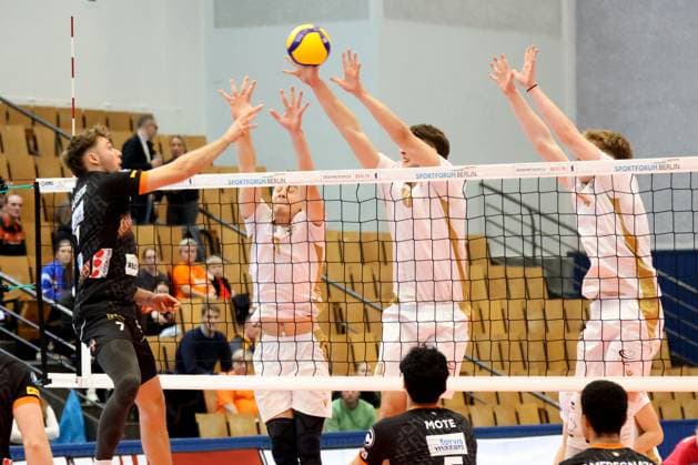DEU, DVV, 1.VBL, VC Olympia Berlin vs. BR Volleys , 27.10.2024, Hohenschoenhausen, Berlin, DEU, DVV, 1.VBL, VC Olympia Berlin vs. BR Volleys , im Bild Vaehning, Fritz (VC Olympia Berlin 2), Steffens, Mika (VC Olympia Berlin 10), Borchert, Tom (VC Olympia Berlin 4), Simon Plaskie (BR Volleys 7) Foto: Juergen Engler nordphoto GmbH
