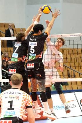 DEU, DVV, 1.VBL, VC Olympia Berlin vs. BR Volleys , 27.10.2024, Hohenschoenhausen, Berlin, DEU, DVV, 1.VBL, VC Olympia Berlin vs. BR Volleys , im Bild Stemmler, Tobias (VC Olympia Berlin 8), Simon Plaskie (BR Volleys 7), Neheimjah Mote (BR Volleys 5) Foto: Juergen Engler nordphoto GmbH