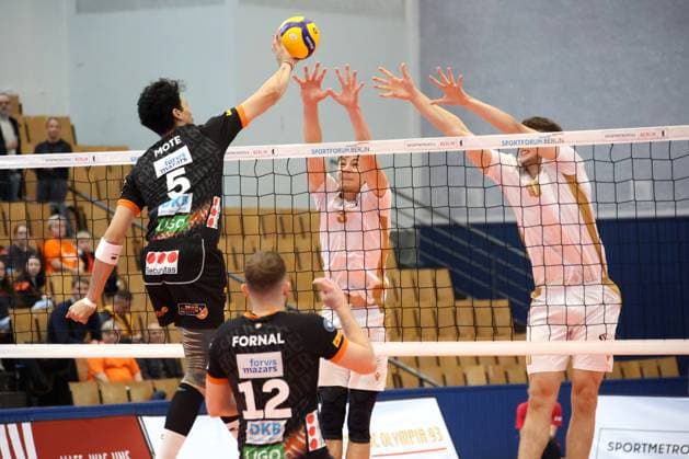 DEU, DVV, 1.VBL, VC Olympia Berlin vs. BR Volleys , 27.10.2024, Hohenschoenhausen, Berlin, DEU, DVV, 1.VBL, VC Olympia Berlin vs. BR Volleys , im Bild Kutz, Arvid (VC Olympia Berlin 3), Steffens, Mika (VC Olympia Berlin 10), Neheimjah Mote (BR Volleys 5) Foto: Juergen Engler nordphoto GmbH