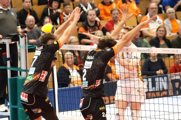 DEU, DVV, 1.VBL, VC Olympia Berlin vs. BR Volleys , 27.10.2024, Hohenschoenhausen, Berlin, DEU, DVV, 1.VBL, VC Olympia Berlin vs. BR Volleys , im Bild Borchert, Tom (VC Olympia Berlin 4), Simon Plaskie (BR Volleys 7), Matthew Knigge (BR Volleys 2) Foto: Juergen Engler nordphoto GmbH