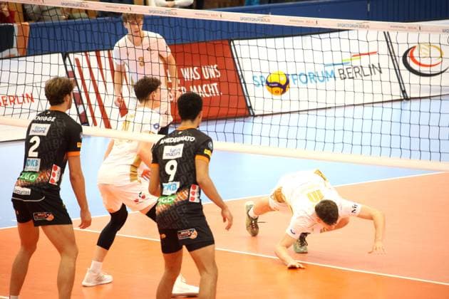 DEU, DVV, 1.VBL, VC Olympia Berlin vs. BR Volleys , 27.10.2024, Hohenschoenhausen, Berlin, DEU, DVV, 1.VBL, VC Olympia Berlin vs. BR Volleys , im Bild Steffens, Mika (VC Olympia Berlin 10), Wehner, Arthur (VC Olympia Berlin 11), Kutz, Arvid (VC Olympia Berlin 3), Matthew Knigge (BR Volleys 2), Djifa Amedegnato (BR Volleys 9) Foto: Juergen Engler nordphoto GmbH