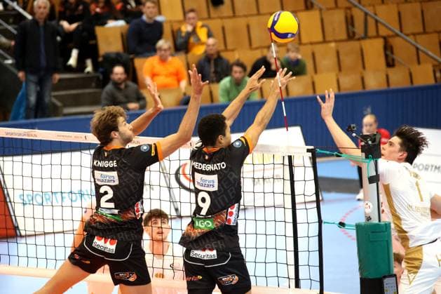 DEU, DVV, 1.VBL, VC Olympia Berlin vs. BR Volleys , 27.10.2024, Hohenschoenhausen, Berlin, DEU, DVV, 1.VBL, VC Olympia Berlin vs. BR Volleys , im Bild Forschner, Florian (VC Olympia Berlin 1), Matthew Knigge (BR Volleys 2), Djifa Amedegnato (BR Volleys 9) Foto: Juergen Engler nordphoto GmbH