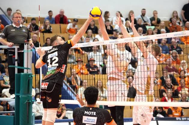 DEU, DVV, 1.VBL, VC Olympia Berlin vs. BR Volleys , 27.10.2024, Hohenschoenhausen, Berlin, DEU, DVV, 1.VBL, VC Olympia Berlin vs. BR Volleys , im Bild Wehner, Arthur (VC Olympia Berlin 11), Koenig, Maximilian (VC Olympia Berlin 18), Jan Fornal (BR Volleys 12) Foto: Juergen Engler nordphoto GmbH