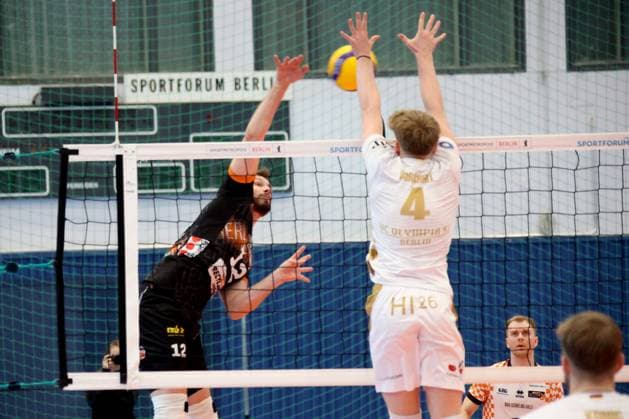 DEU, DVV, 1.VBL, VC Olympia Berlin vs. BR Volleys , 27.10.2024, Hohenschoenhausen, Berlin, DEU, DVV, 1.VBL, VC Olympia Berlin vs. BR Volleys , im Bild Borchert, Tom (VC Olympia Berlin 4), Jan Fornal (BR Volleys 12) Foto: Juergen Engler nordphoto GmbH