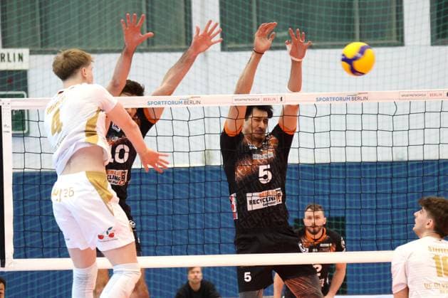 DEU, DVV, 1.VBL, VC Olympia Berlin vs. BR Volleys , 27.10.2024, Hohenschoenhausen, Berlin, DEU, DVV, 1.VBL, VC Olympia Berlin vs. BR Volleys , im Bild Borchert, Tom (VC Olympia Berlin 4), Daniel Malescha (BR Volleys 10), Neheimjah Mote (BR Volleys 5) Foto: Juergen Engler nordphoto GmbH