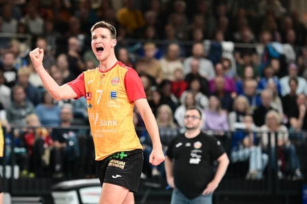 Volleyball I Herren I Saison 2024-2025 I Bundesliga I 7. Spieltag I SVG Lüneburg - BADEN VOLLEYS SSC Karlsruhe I 27.10.2024 Maximilian Kersting (7, BADEN VOLLEYS SSC Karlsruhe) mit der Beckerfaus - Im Hintergrund Antonio Bonelli (BADEN VOLLEYS SSC Karlsruhe) Lüneburg LKH Arena Niedersachsen Deutschland Copyright: xLobeca AndreasxHannigx