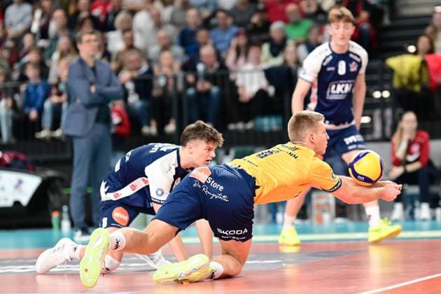 Volleyball I Herren I Saison 2024-2025 I Bundesliga I 7. Spieltag I SVG Lüneburg - BADEN VOLLEYS SSC Karlsruhe I 27.10.2024 Gage Thomas Wortley (6, SVG Lüneburg) reaktionsschnell am Boden Theo Mohwinkel (8, SVG Lüneburg) braucht nicht eingreifen Lüneburg LKH Arena Niedersachsen Deutschland Copyright: xLobeca AndreasxHannigx