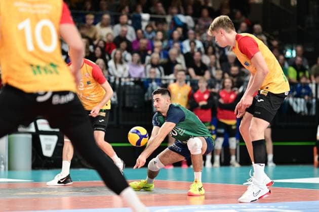 Volleyball I Herren I Saison 2024-2025 I Bundesliga I 7. Spieltag I SVG Lüneburg - BADEN VOLLEYS SSC Karlsruhe I 27.10.2024 Arshia Feizollahi (90, BADEN VOLLEYS SSC Karlsruhe) stark in der Annahme Lüneburg LKH Arena Niedersachsen Deutschland Copyright: xLobeca AndreasxHannigx