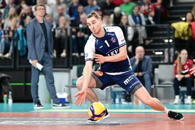 Volleyball I Herren I Saison 2024-2025 I Bundesliga I 7. Spieltag I SVG Lüneburg - BADEN VOLLEYS SSC Karlsruhe I 27.10.2024 Na ja - er ist ja auch Angreifer¦ den Ball bekommt Simon Torwie (1, SVG Lüneburg) jedenfalls nicht. Lüneburg LKH Arena Niedersachsen Deutschland Copyright: xLobeca AndreasxHannigx