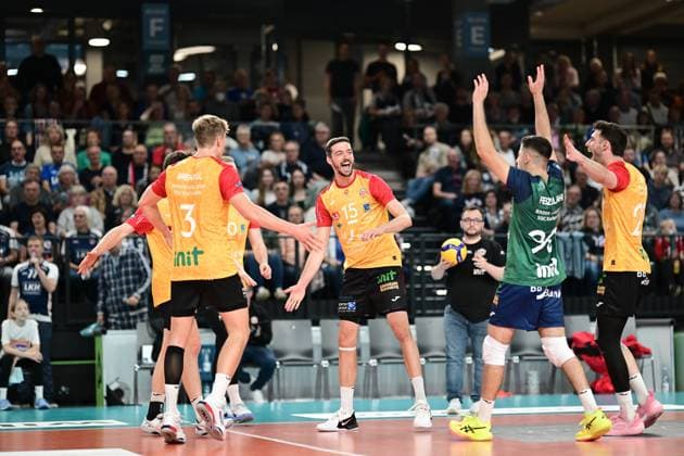 Volleyball I Herren I Saison 2024-2025 I Bundesliga I 7. Spieltag I SVG Lüneburg - BADEN VOLLEYS SSC Karlsruhe I 27.10.2024 Jens Sandmeier (15, BADEN VOLLEYS SSC Karlsruhe) freut sich und jubelt mit dem Team Lüneburg LKH Arena Niedersachsen Deutschland Copyright: xLobeca AndreasxHannigx
