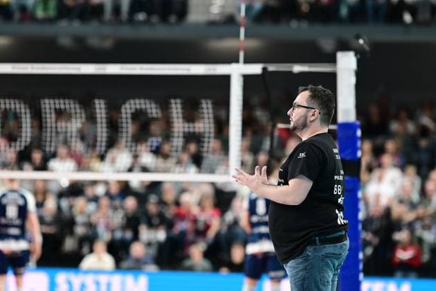 Volleyball I Herren I Saison 2024-2025 I Bundesliga I 7. Spieltag I SVG Lüneburg - BADEN VOLLEYS SSC Karlsruhe I 27.10.2024 Das kann doch nicht wahr sein - Die Angabe schlägt zwischen zwei Spielern ein - Antonio Bonelli (BADEN VOLLEYS SSC Karlsruhe) kann es nicht fassen Lüneburg LKH Arena Niedersachsen Deutschland Copyright: xLobeca AndreasxHannigx