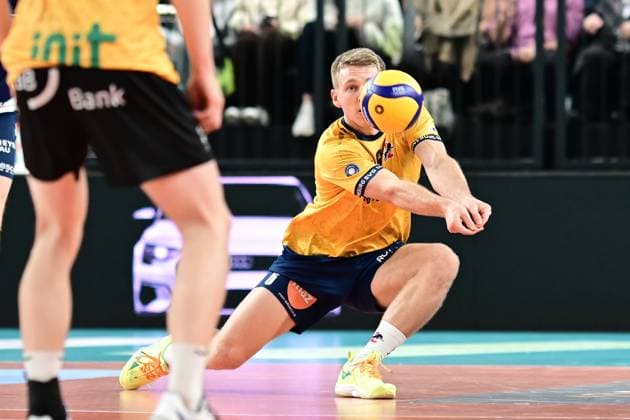 Volleyball I Herren I Saison 2024-2025 I Bundesliga I 7. Spieltag I SVG Lüneburg - BADEN VOLLEYS SSC Karlsruhe I 27.10.2024 Ein Auge auf den Ball gerichtet - Gage Thomas Wortley (6, SVG Lüneburg) ist ein Rückhalt seiner Mannschaft Lüneburg LKH Arena Niedersachsen Deutschland Copyright: xLobeca AndreasxHannigx