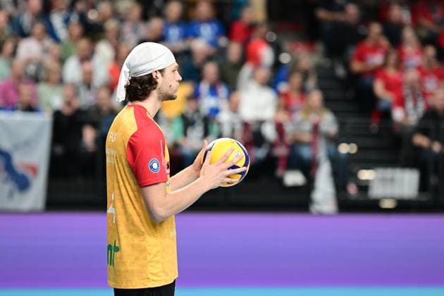 Volleyball I Herren I Saison 2024-2025 I Bundesliga I 7. Spieltag I SVG Lüneburg - BADEN VOLLEYS SSC Karlsruhe I 27.10.2024 Pirat Lennart Fuchs (4, BADEN VOLLEYS SSC Karlsruhe) vor dem Aufschlag Lüneburg LKH Arena Niedersachsen Deutschland Copyright: xLobeca AndreasxHannigx