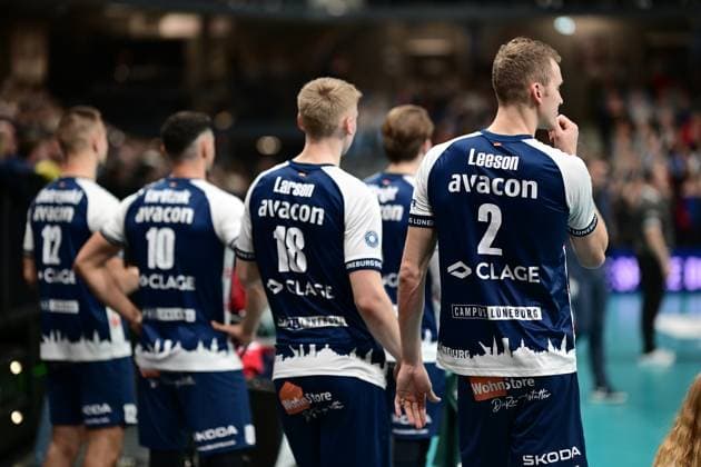 Volleyball I Herren I Saison 2024-2025 I Bundesliga I 7. Spieltag I SVG Lüneburg - BADEN VOLLEYS SSC Karlsruhe I 27.10.2024 Von rechts Blake Gregory Leeson (2, SVG Lüneburg), Axel Valdemar Juul Larsen (18, SVG Lüneburg), Lorenz Karlitzek (10, SVG Lüneburg) und Cole Ketrzynski (12, SVG Lüneburg) müssen zuschauen, wie der zweite Satz verloren geht Lüneburg LKH Arena Niedersachsen Deutschland Copyright: xLobeca AndreasxHannigx