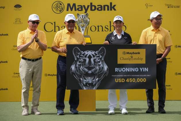 October 27, 2024, Kuala Lumpur, Malaysia: From left Datuk Seri Fadillah Yusof, Tan Sri Dato Sri Zamzamzairani Mohd Isa, Ruoning Yin and Dato™ Khairussaleh Ramli pose with Maybank replica cheque during the Maybank Championship 2024 prize ceremony on the final day at Kuala Lumpur Golf & Country Club. Maybank Championship 2024 came to a thrilling conclusion on the final round today with Ruoning Yin claiming the unique tiger trophy as the winner. Kuala Lumpur Malaysia - ZUMAs197 20241027_aaa_s197_057 Copyright: xFarisxHadziqx
