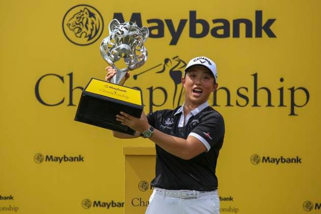 October 27, 2024, Kuala Lumpur, Malaysia: Ruoning Yin of China poses with the Tiger trophy after winning the Maybank Championship 2024 on the final round at Kuala Lumpur Golf & Country Club. Maybank Championship 2024 came to a thrilling conclusion on the final round today with Ruoning Yin claiming the unique tiger trophy as the winner. Kuala Lumpur Malaysia - ZUMAs197 20241027_aaa_s197_068 Copyright: xFarisxHadziqx