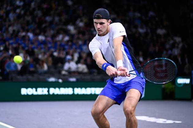 Jakub Mensik ( CZE ) during the Rolex Paris Masters at Accor Hotel Arena on October 27, 2024 in Paris, France. ( Photo by Federico Pestellini Panoramic ) TENNIS : Rolex Paris Masters - Paris - 27 10 2024 FedericoPestellini Panoramic 