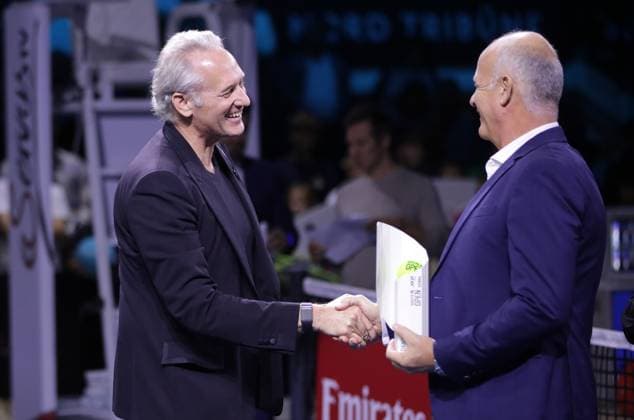 TENNIS - ATP, Tennis Herren Erste Bank Open VIENNA,AUSTRIA,27.OCT.24 - TENNIS - ATP World Tour, Erste Bank Open. Image shows president Martin Ohneberg (OETV) and tournament director Herwig Straka. Keywords: trophy.  GEPAxpictures xWalterxLuger