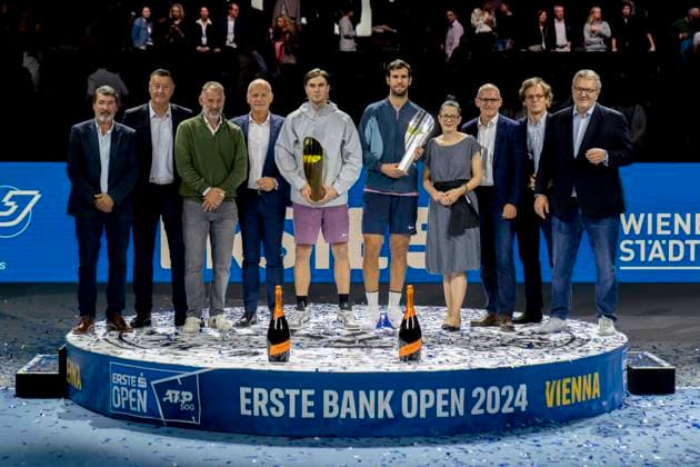JACK DRAPER (GBR) celebrating his victory of the Erste Bank Open together with second place finisher KAREN KHACHANOV and honored guests at the ATP, Tennis Herren World Tour, Erste Bank Open at the Wiener Stadthalle. Vienna