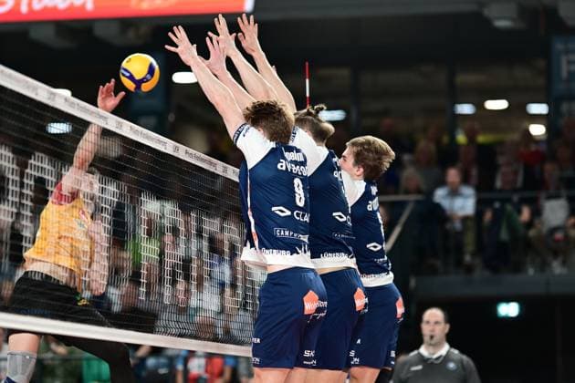 Volleyball I Herren I Saison 2024-2025 I Bundesliga I 7. Spieltag I SVG Lüneburg - BADEN VOLLEYS SSC Karlsruhe I 27.10.2024 Lachlan Bray (23, BADEN VOLLEYS SSC Karlsruhe) kommt nicht am Dreierblock Theo Mohwinkel (8, SVG Lüneburg), Simon Torwie (1, SVG Lüneburg) und Michael Patrick Wright (3, SVG Lüneburg) vorbei1 Lüneburg LKH Arena Niedersachsen Deutschland Copyright: xLobeca AndreasxHannigx