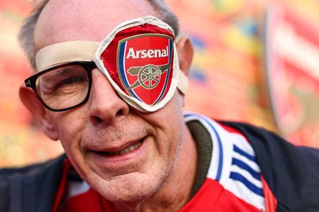 Bilder des Jahres 2024, Sport 10 Oktober Sport Themen der Woche KW43 Sport Bilder des Tages Arsenal v Liverpool 27 October 2024, London - Premier League Football - Arsenal v Liverpool - An Arsenal fan with the club badge fashioned into an eye patch - Photo: Charlotte Wilson Offside. London UK *** Arsenal gegen Liverpool 27. Oktober 2024, London Premier League Fußball Arsenal gegen Liverpool Ein Arsenal-Fan mit dem zu einer Augenklappe umfunktionierten Vereinsabzeichen Foto Charlotte Wilson Offside London UK  Copyright: xCharlottexWilsonx xOffsidexOffside