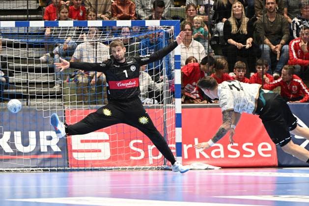 GER, 2.HBL, BHC06, BHC06 vs. HC Elbflorenz Dresden 27.10.2024, Wuppertal, UNI- Halle, GER, 2. HBL, BHC06 vs. HC Elbflorenz Dresden 2. HBL regulations prohibit any use of photographs as image sequences and or quasi-video im Bild Oliver Seidler ( HC Elbflorenz Dresden 71 ) gegen Christopher Rudeck ( BHC 01 ).