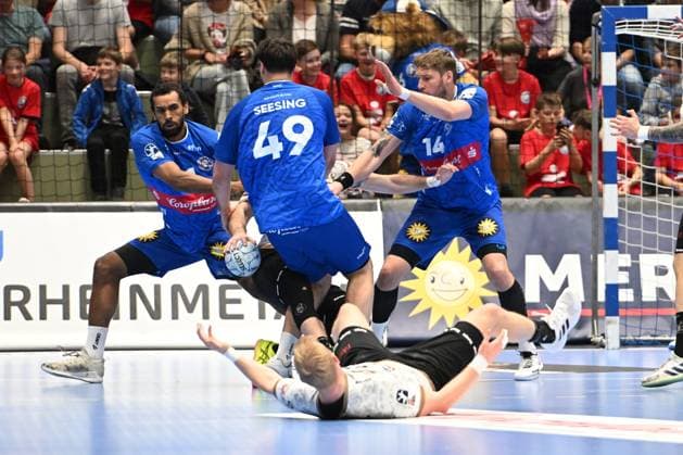 GER, 2.HBL, BHC06, BHC06 vs. HC Elbflorenz Dresden 27.10.2024, Wuppertal, UNI- Halle, GER, 2. HBL, BHC06 vs. HC Elbflorenz Dresden 2. HBL regulations prohibit any use of photographs as image sequences and or quasi-video im Bild bhc10, Gerdas Bararskas ( Bergischer HC 14 ) und Aron Seesing ( BHC 49 ) gegen Oliver Seidler ( HC Elbflorenz Dresden 71 ).