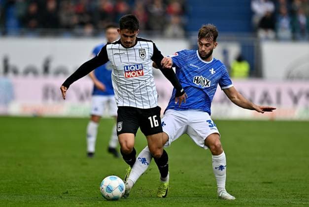 27.10.2024, xfux, Fussball 2.Bundesliga, SV Darmstadt 98 - SSV Ulm 1846, emspor, v.l. Aaron Keller (SSV Ulm 1846), Killian Corredor (SV Darmstadt 98) (DFL DFB REGULATIONS PROHIBIT ANY USE OF PHOTOGRAPHS as IMAGE SEQUENCES and or QUASI-VIDEO) Darmstadt