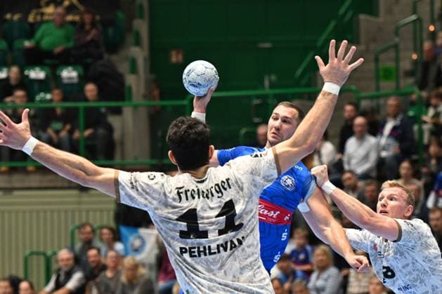 GER, 2.HBL, BHC06, BHC06 vs. HC Elbflorenz Dresden 27.10.2024, Wuppertal, UNI- Halle, GER, 2. HBL, BHC06 vs. HC Elbflorenz Dresden 2. HBL regulations prohibit any use of photographs as image sequences and or quasi-video im Bild Tomas Buback ( BHC 19 ) gegen Doruk Pehlivan ( HC Elbflorenz Dresden 11 ).