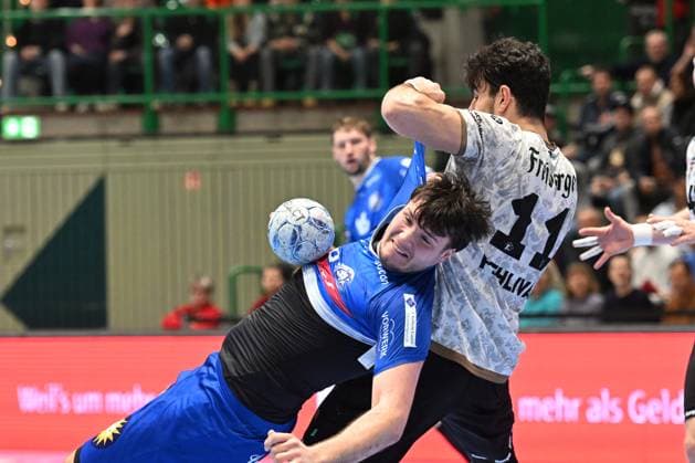 GER, 2.HBL, BHC06, BHC06 vs. HC Elbflorenz Dresden 27.10.2024, Wuppertal, UNI- Halle, GER, 2. HBL, BHC06 vs. HC Elbflorenz Dresden 2. HBL regulations prohibit any use of photographs as image sequences and or quasi-video im Bild Aron Seesing ( BHC 49 ) gegen Doruk Pehlivan ( HC Elbflorenz Dresden 11 ).