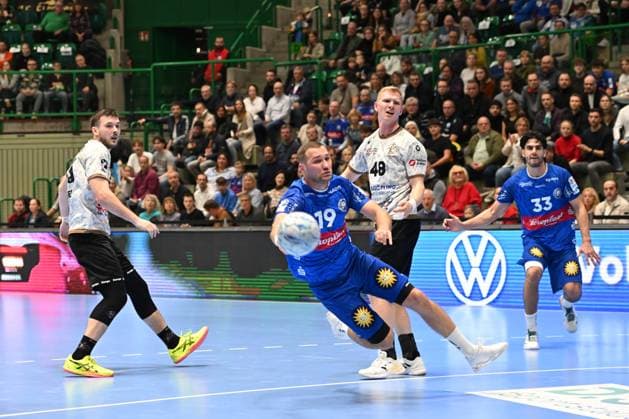 GER, 2.HBL, BHC06, BHC06 vs. HC Elbflorenz Dresden 27.10.2024, Wuppertal, UNI- Halle, GER, 2. HBL, BHC06 vs. HC Elbflorenz Dresden 2. HBL regulations prohibit any use of photographs as image sequences and or quasi-video im Bild Tomas Buback ( BHC 19 ) am Kreis. Ed49 und Timo Löser ( HC Elbflorenz Dresden 55 ).