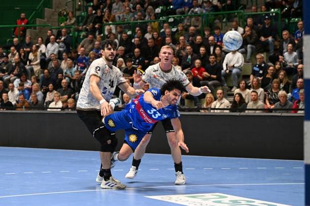 GER, 2.HBL, BHC06, BHC06 vs. HC Elbflorenz Dresden 27.10.2024, Wuppertal, UNI- Halle, GER, 2. HBL, BHC06 vs. HC Elbflorenz Dresden 2. HBL regulations prohibit any use of photographs as image sequences and or quasi-video im Bild Eloy Morante Maldonado ( BHC 33 ) am Kreis gegen Doruk Pehlivan ( HC Elbflorenz Dresden 11 ) und Ivar Stavast ( HC Elbflorenz Dresden 23 ).